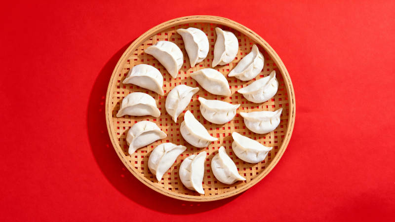 红底竹笼蒸饺 年味十足图片