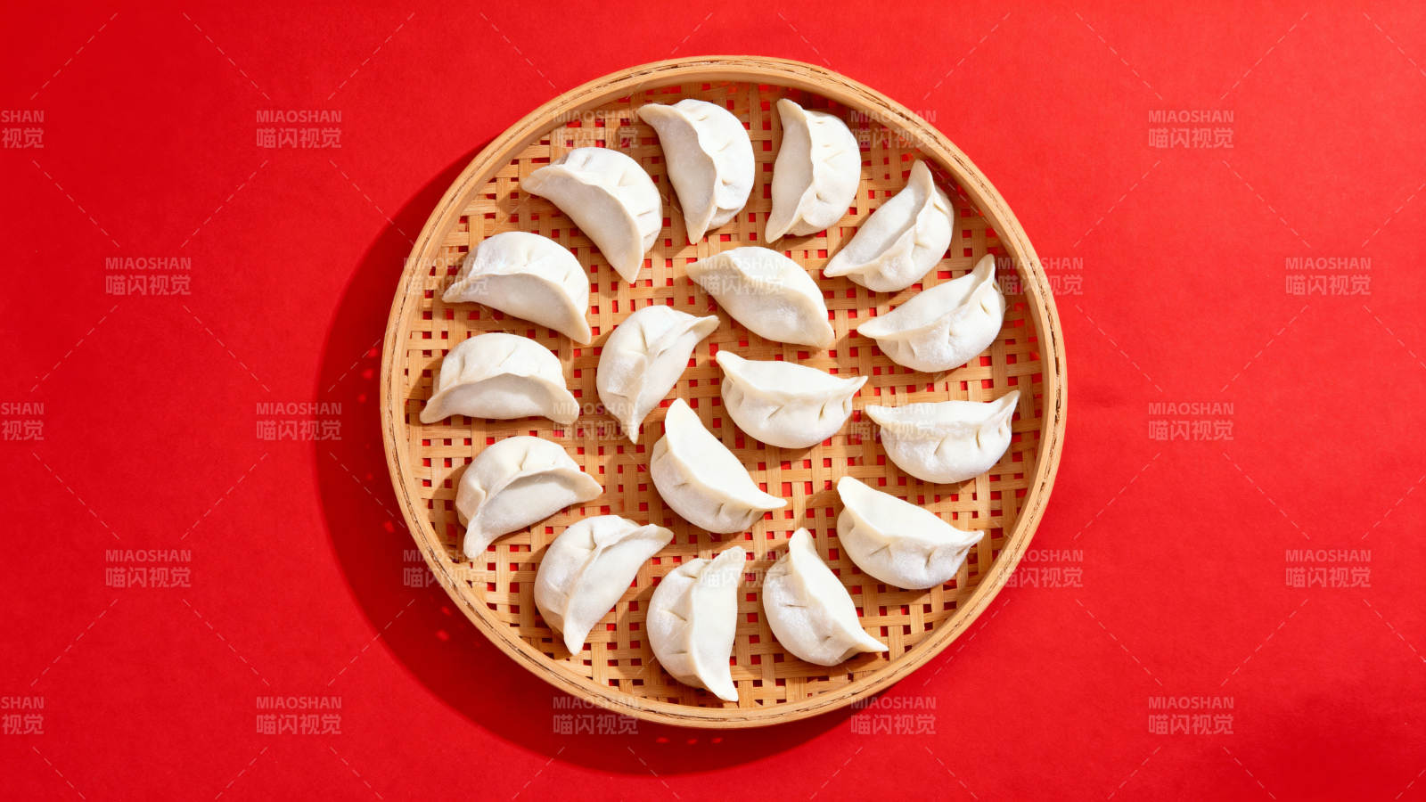 红底竹笼蒸饺 年味十足图片