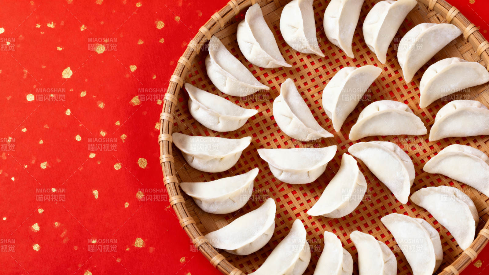红底金点 饺子环列竹篮中图片