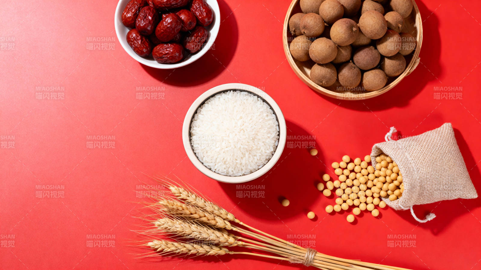 五谷杂粮红底静物图图片