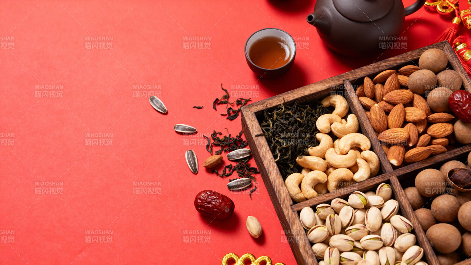 红底茶点坚果礼盒迎新春图片