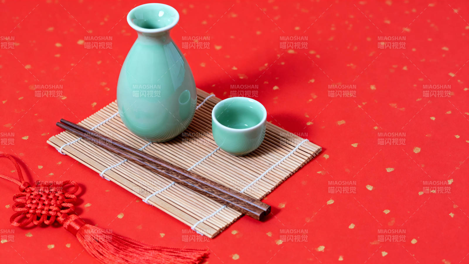 红底青瓷酒具配中国结图片