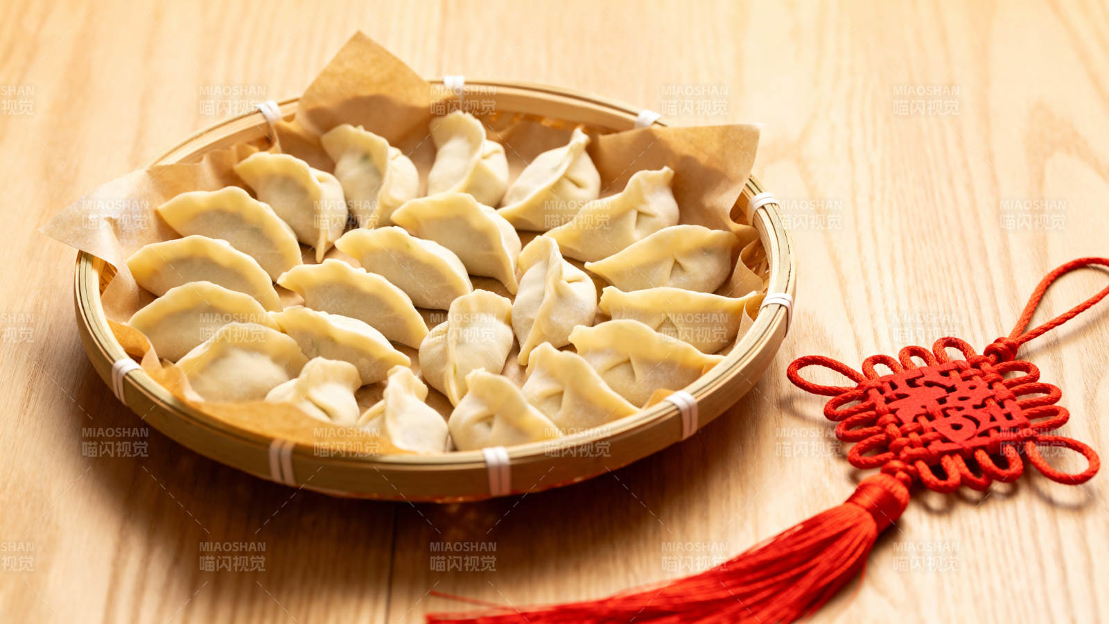 竹篮饺子配中国结图片