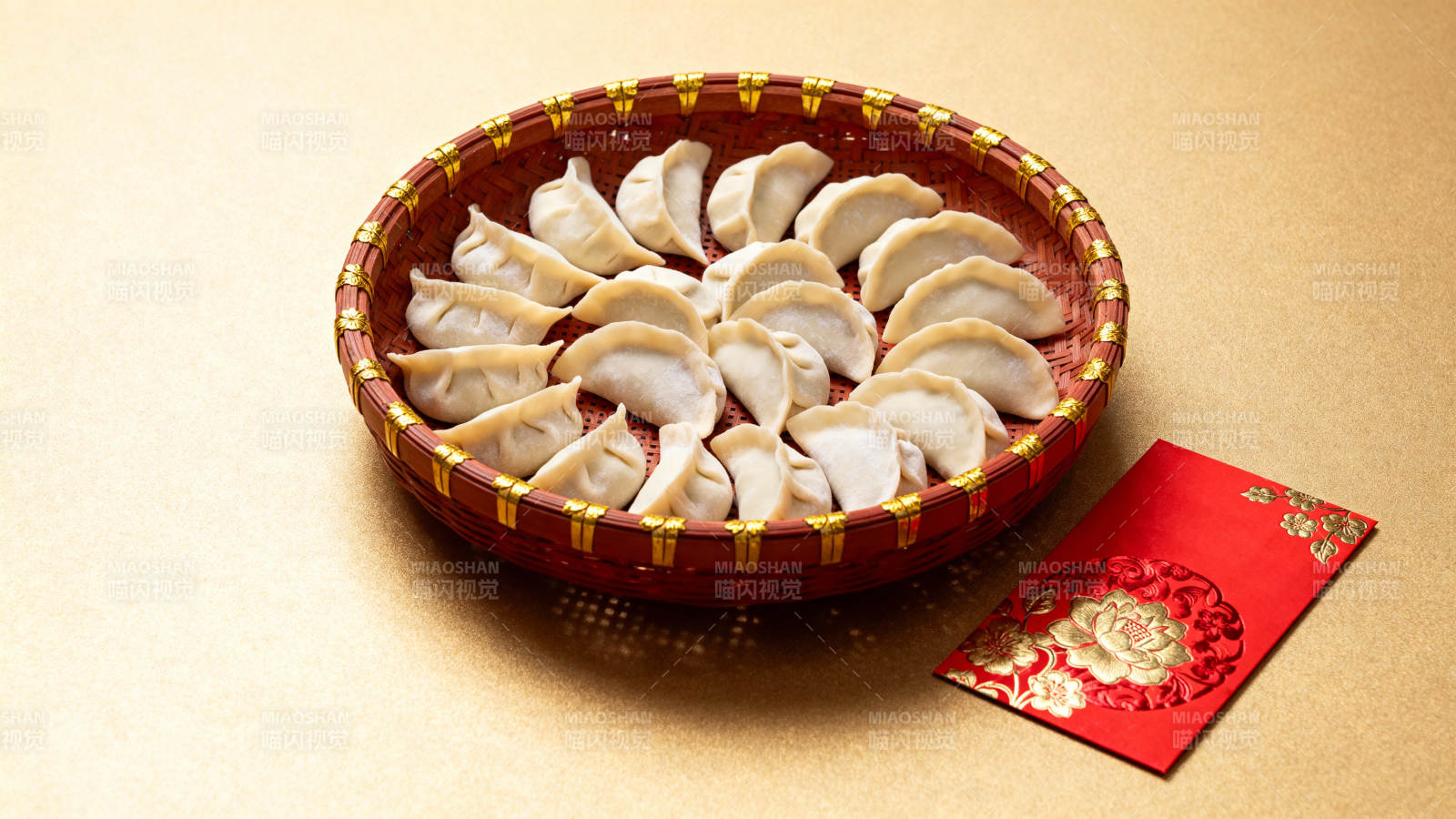 饺子配红包 年味十足图片