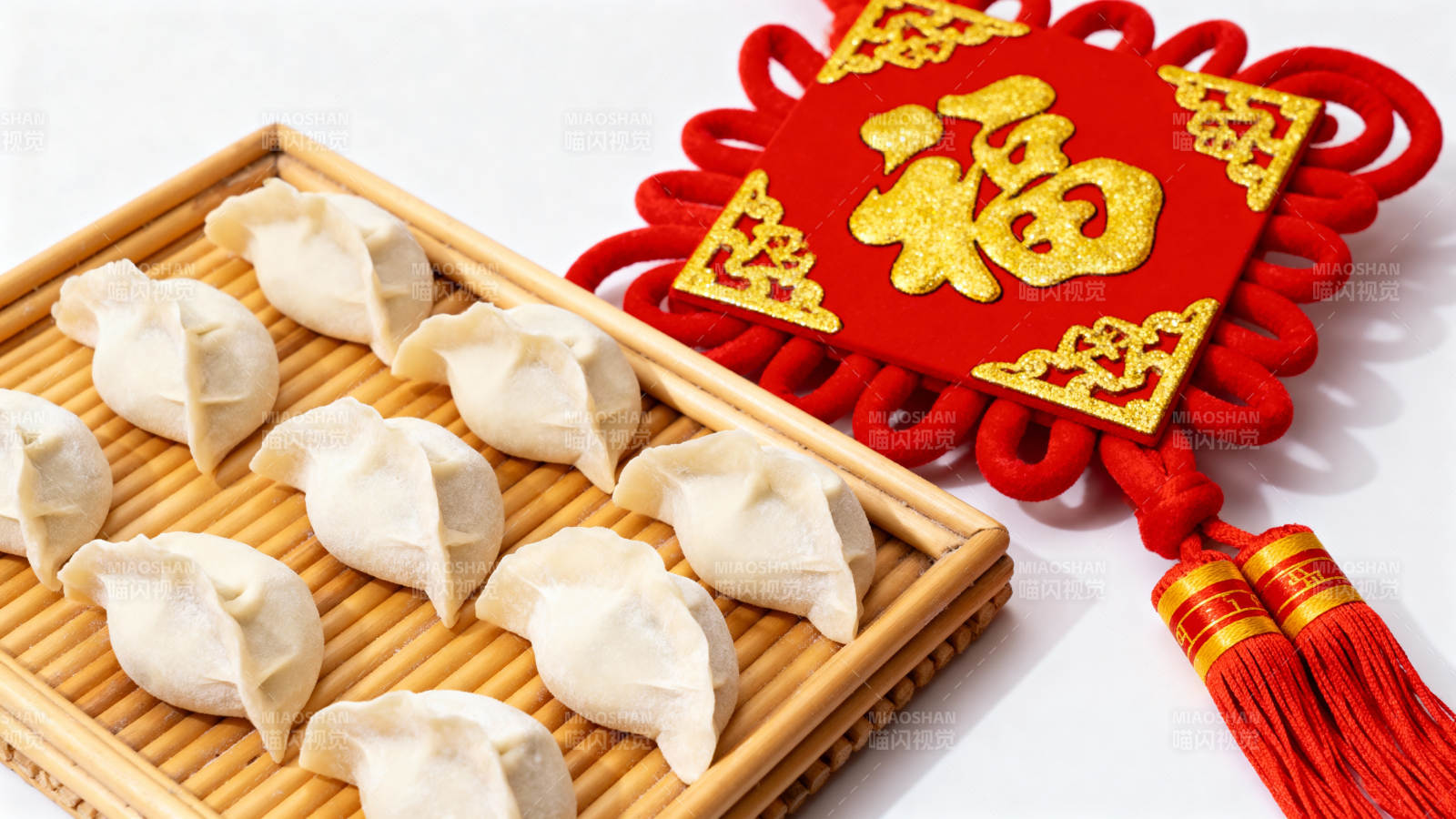 福字挂饰伴饺子 年味浓图片