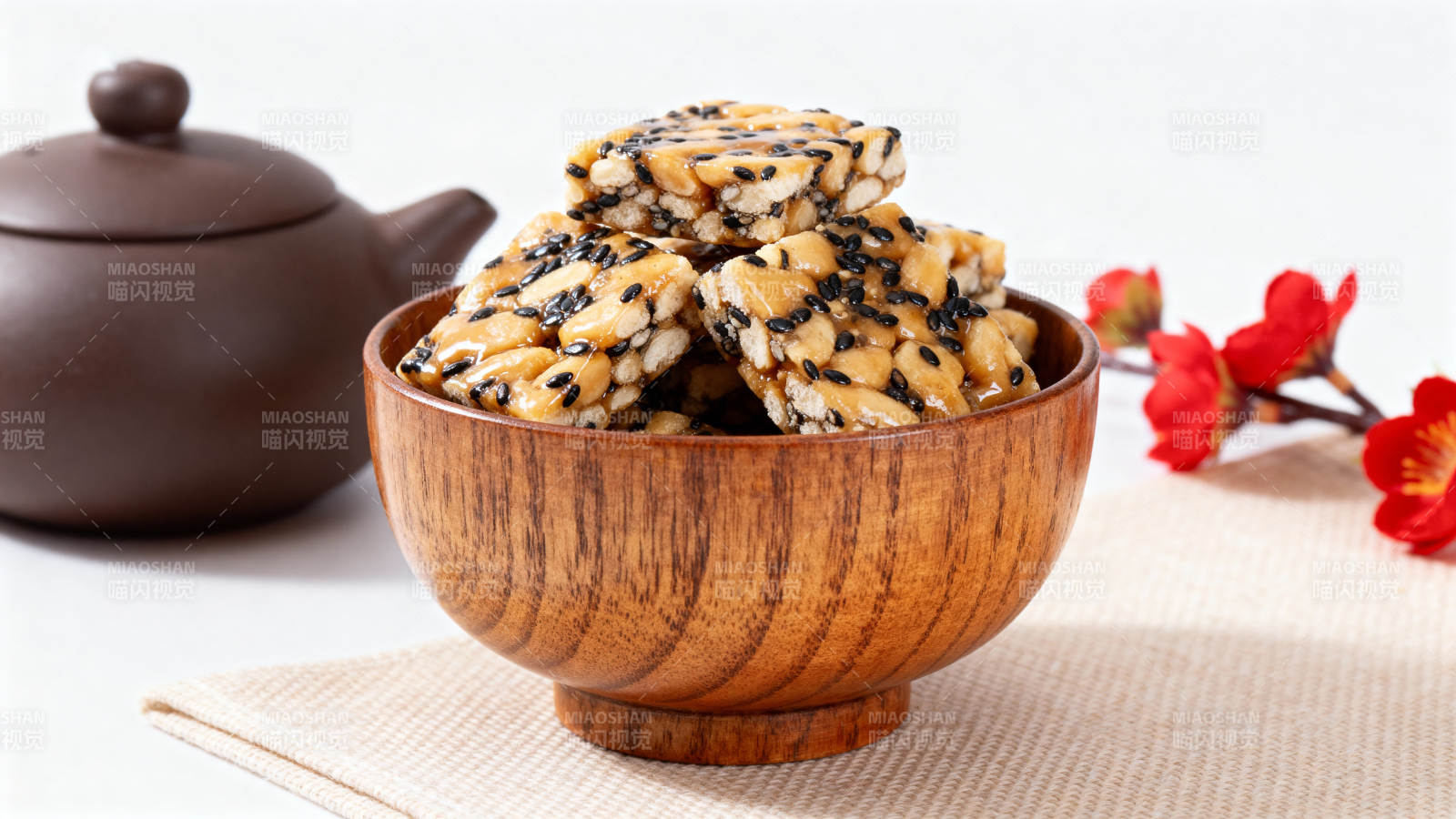木碗盛芝麻酥 茶壶红花伴图片