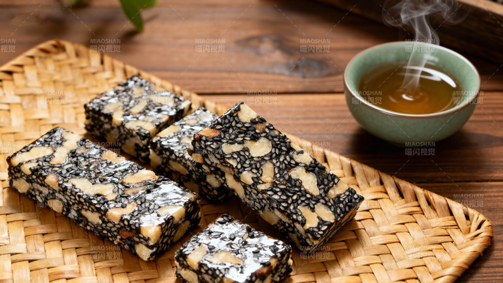 芝麻核桃糕配热茶图片