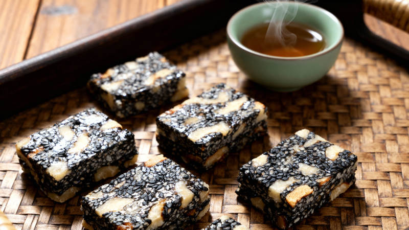 黑芝麻糕配茶 香糯养生图片