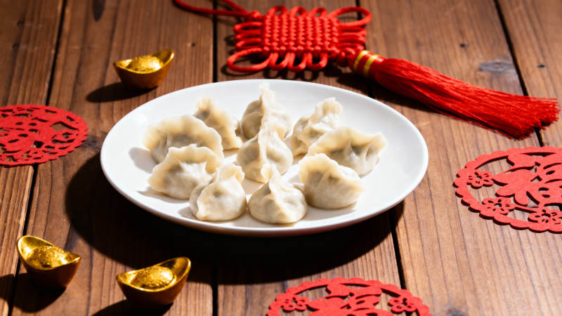 春节饺子配金元宝红饰图片