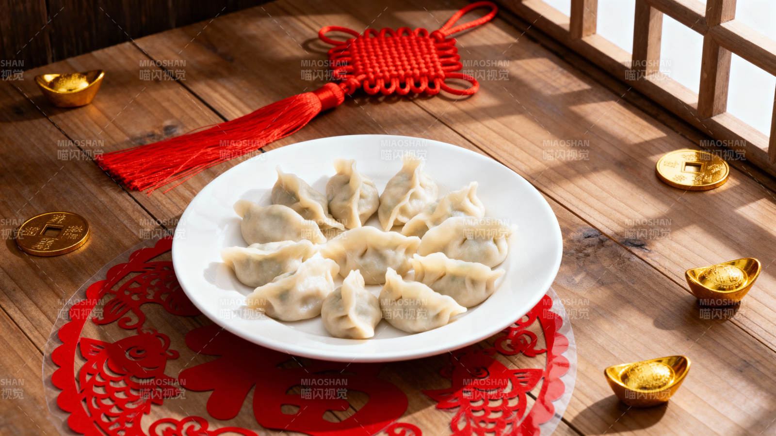 春节饺子配金元宝中国结图片