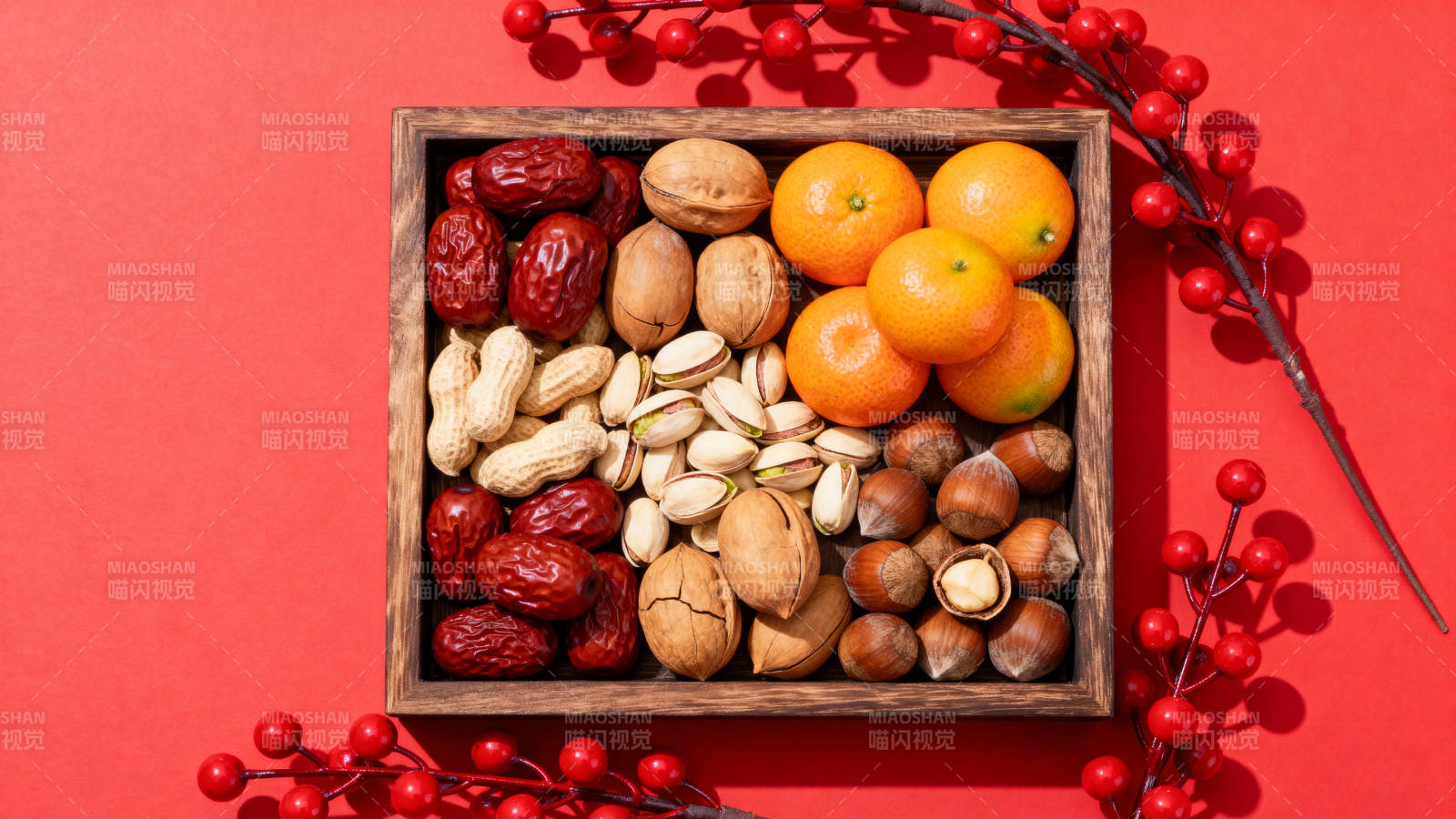 红底坚果果盘迎新春图片