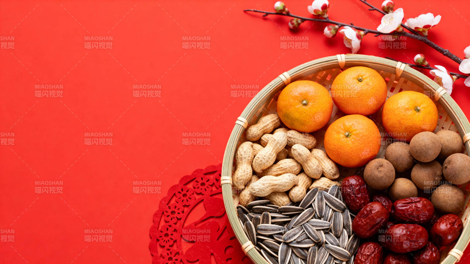 新春果盘 橘枣花生瓜子团圆图片