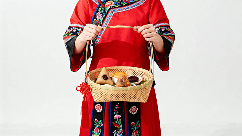 红衣女子提竹篮送礼盒图片