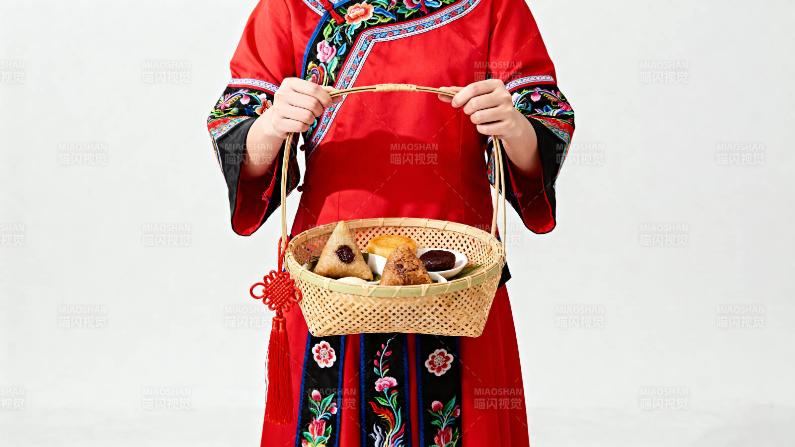 红衣女子提竹篮送礼盒图片