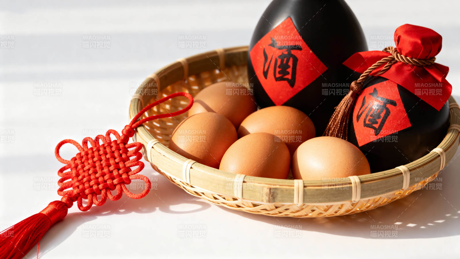 酒蛋迎春 红结纳福图片