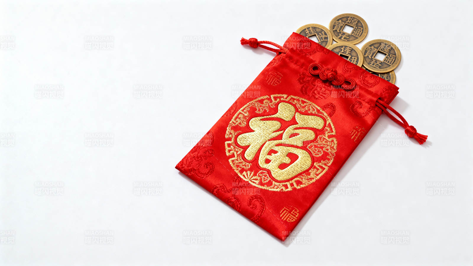 红袋装金币 福字迎财神图片