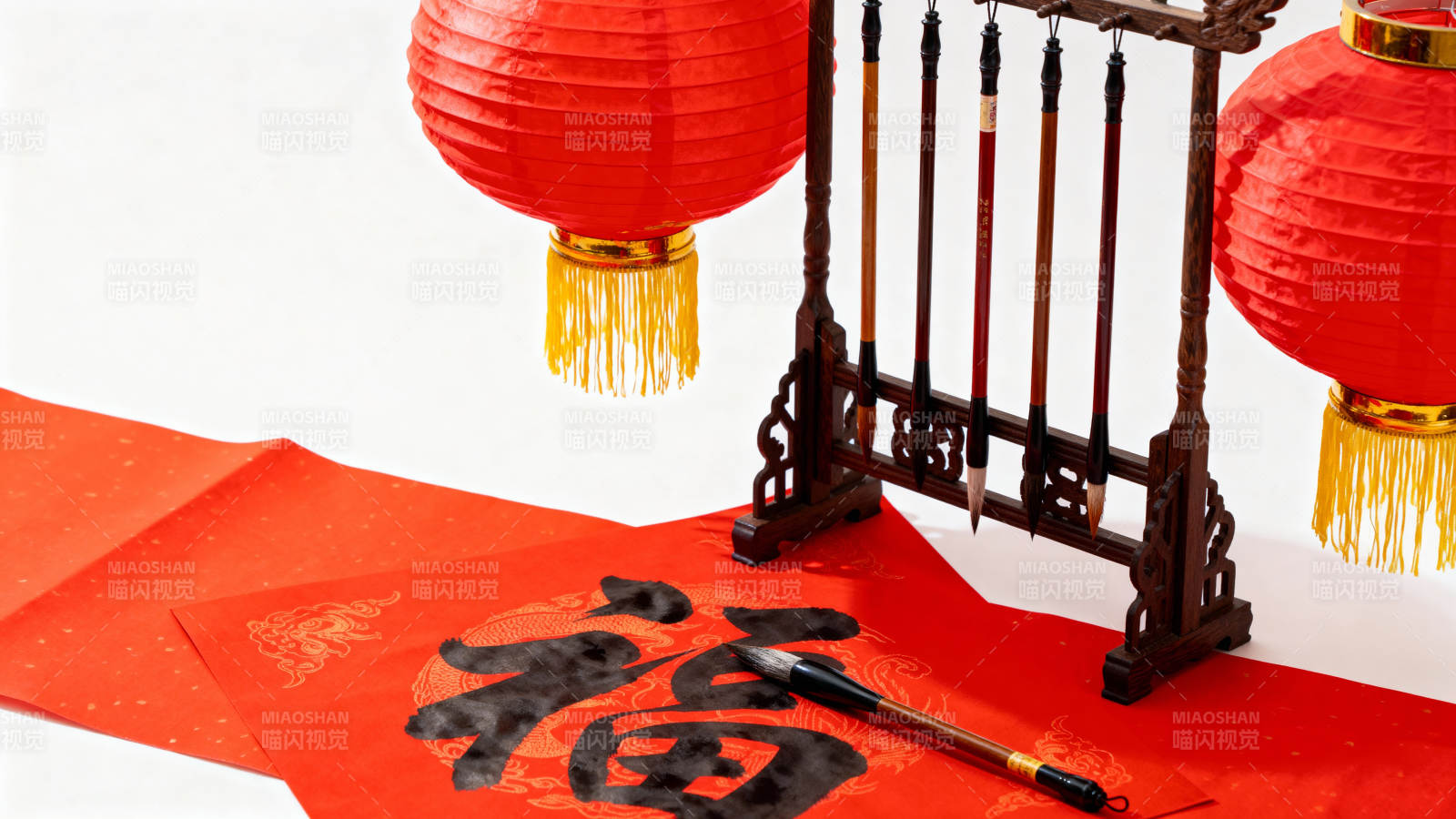 红灯笼下写福字迎新春图片