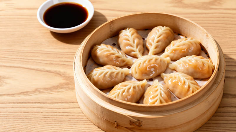 蒸笼小笼包配酱油碟图片