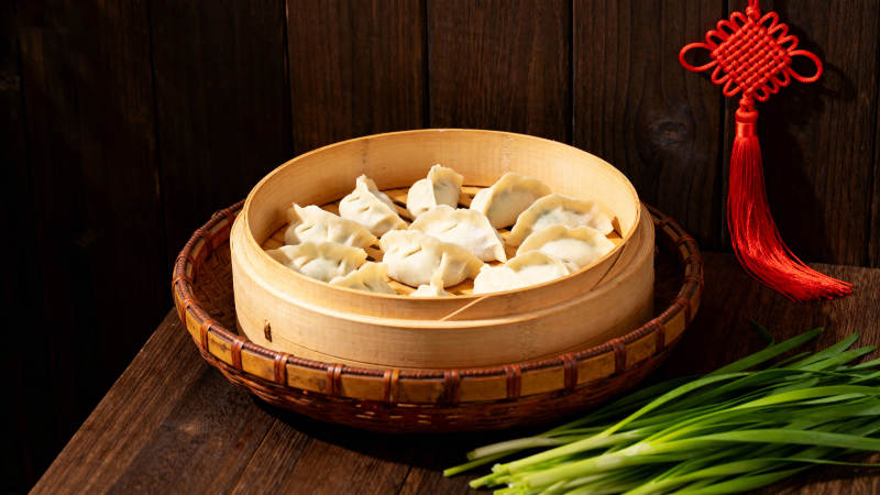 蒸饺配葱 年味十足图片