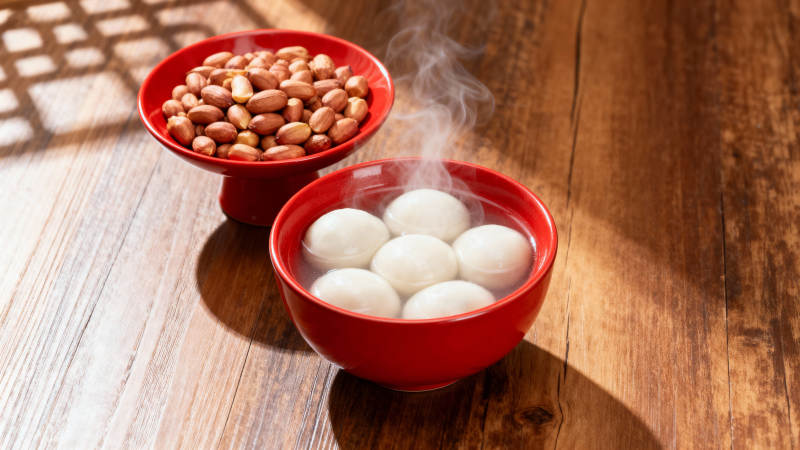 热汤圆配花生 暖意融融图片