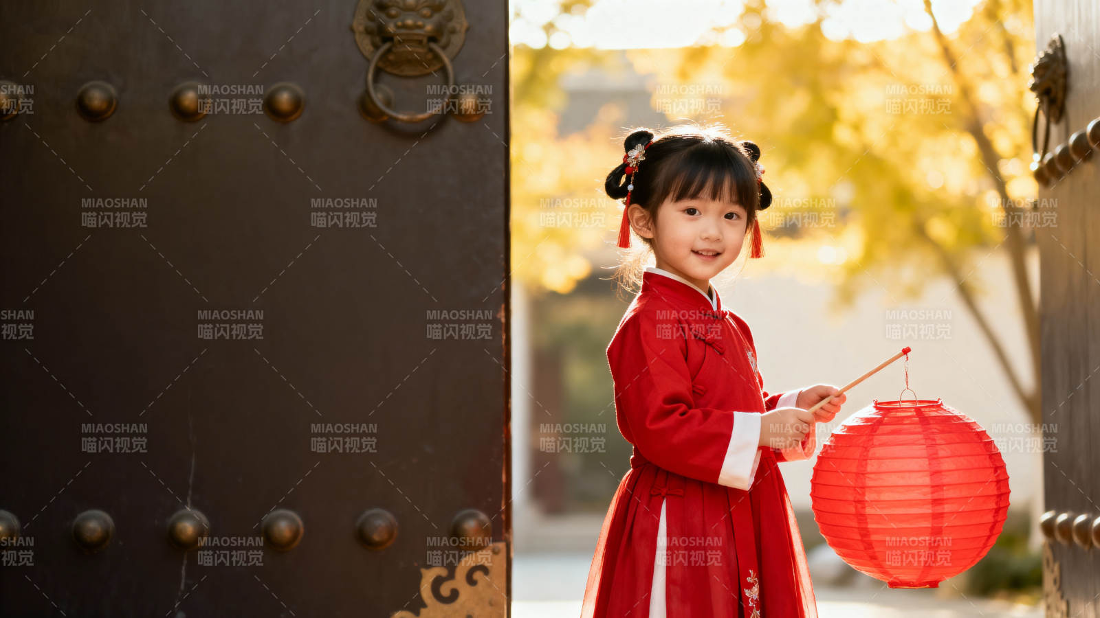 红衣女童提灯笼迎新春图片