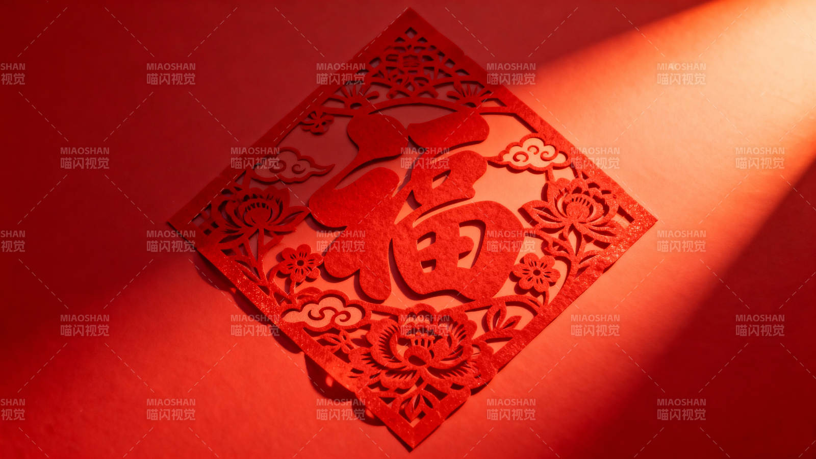 红底福字剪纸迎新春图片