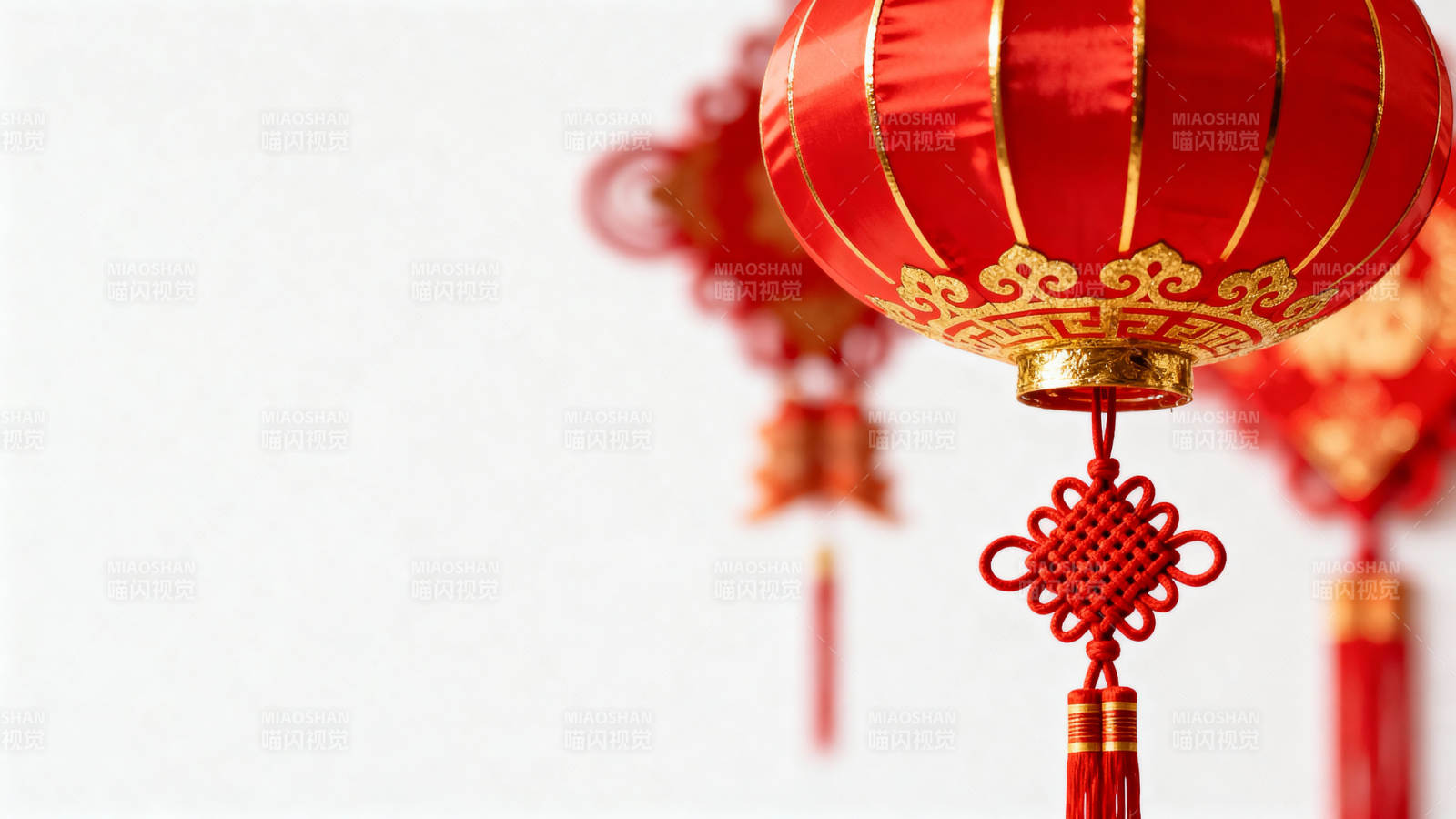 红灯笼迎新春 中国结送福来图片