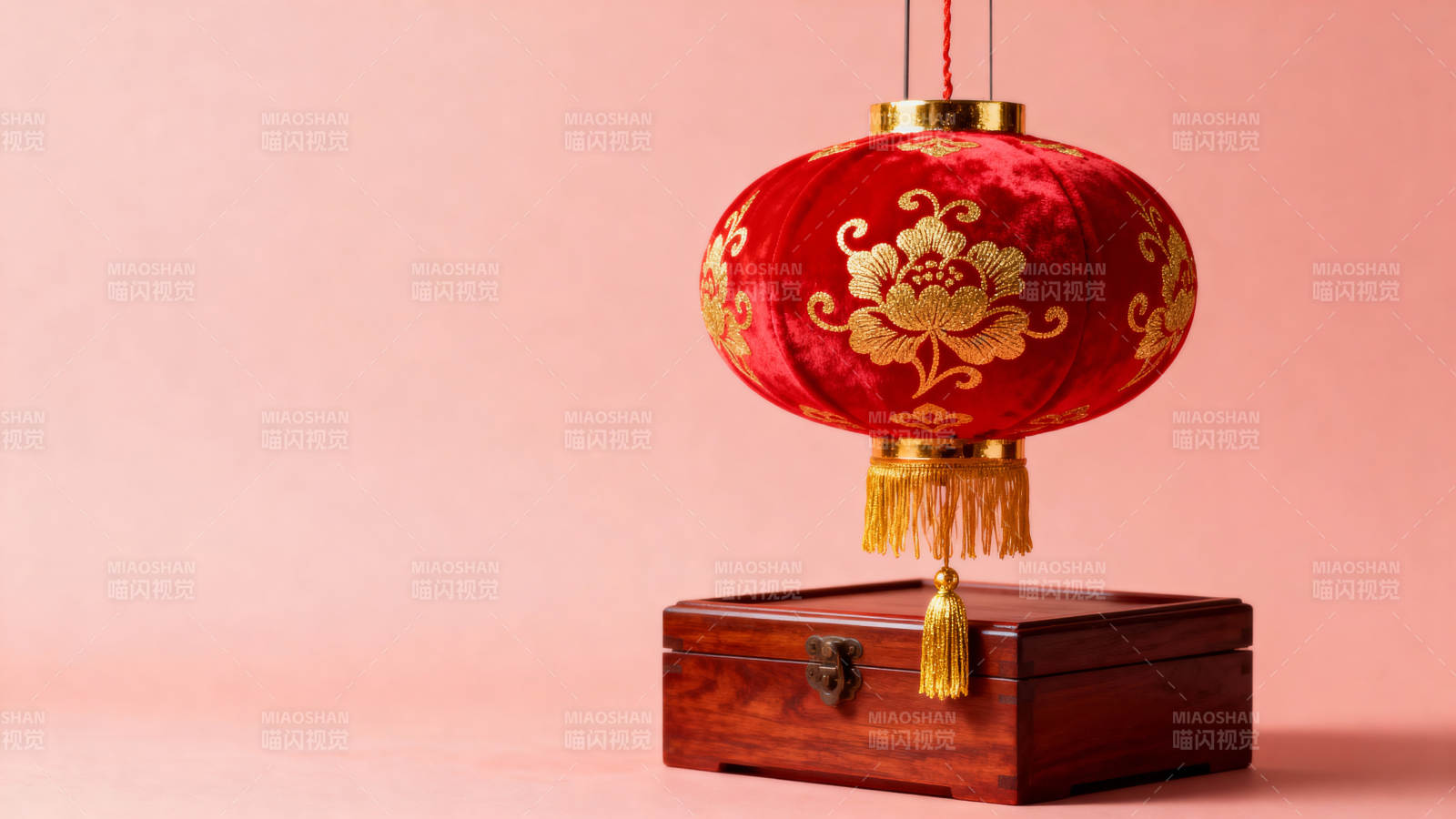 红灯笼悬木盒上 喜庆吉祥图片