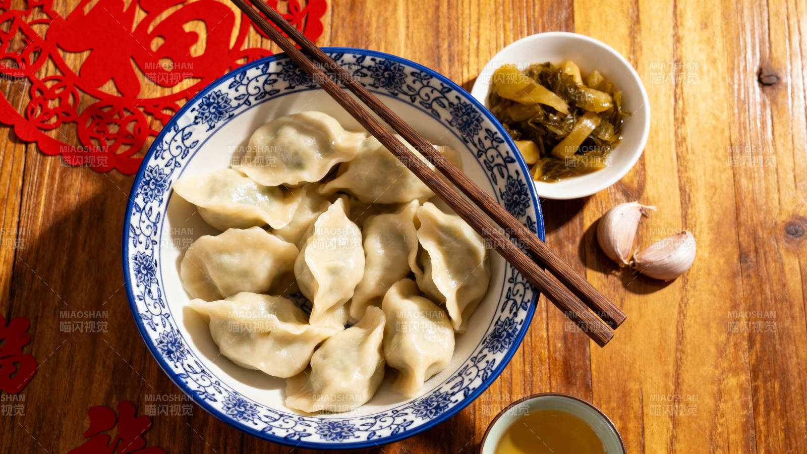 饺子配蒜 年味十足图片