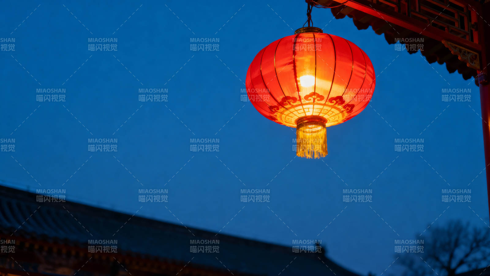 红灯笼映夜空 古韵悠长图片