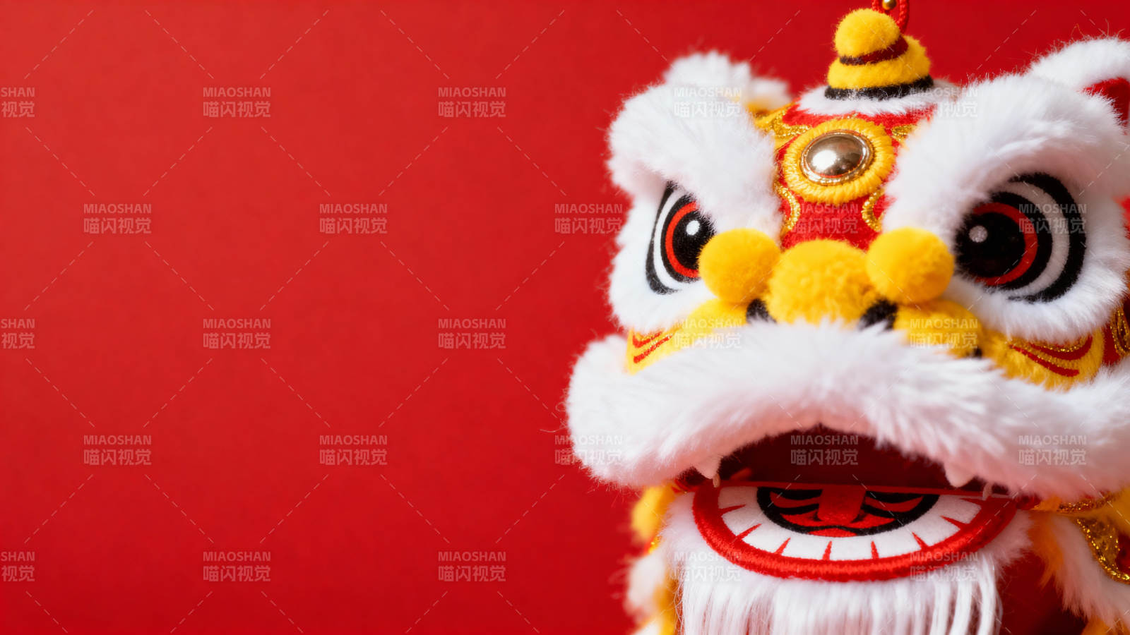 红底醒狮头 喜庆迎新春图片