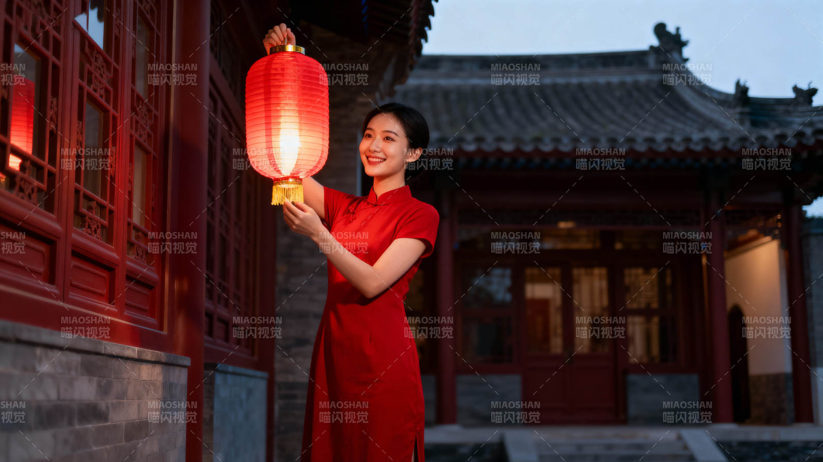 红裙女子提灯映古宅图片