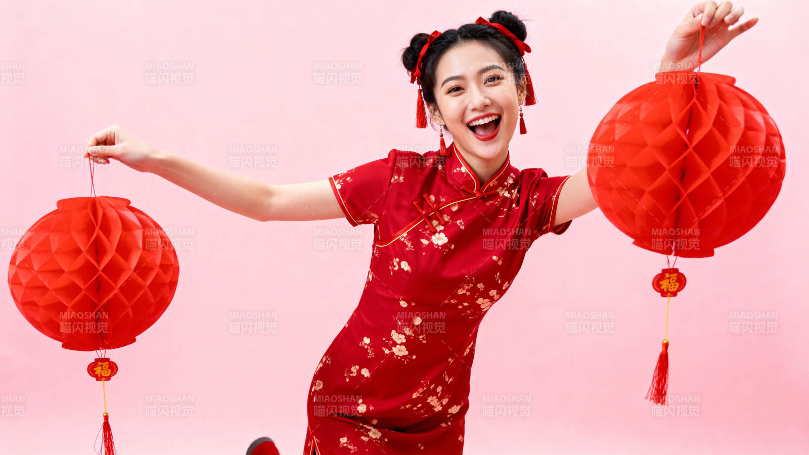 红衣少女持灯笼迎新春图片