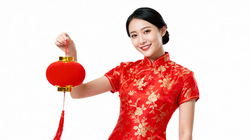 旗袍女子持红灯笼迎新春图片