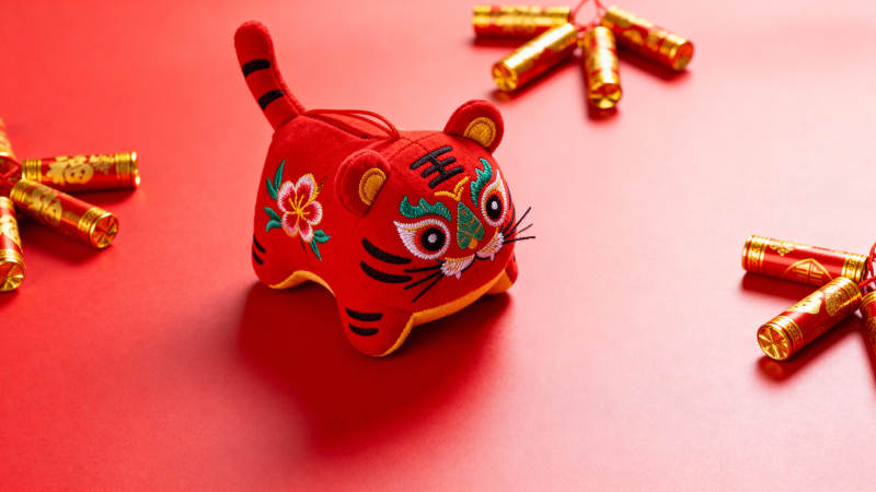 红虎迎新春 爆竹庆吉祥图片