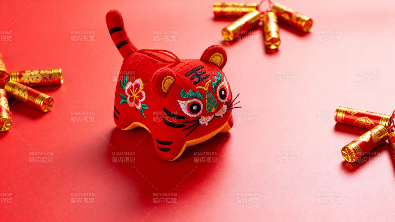 红虎迎新春 爆竹庆吉祥图片