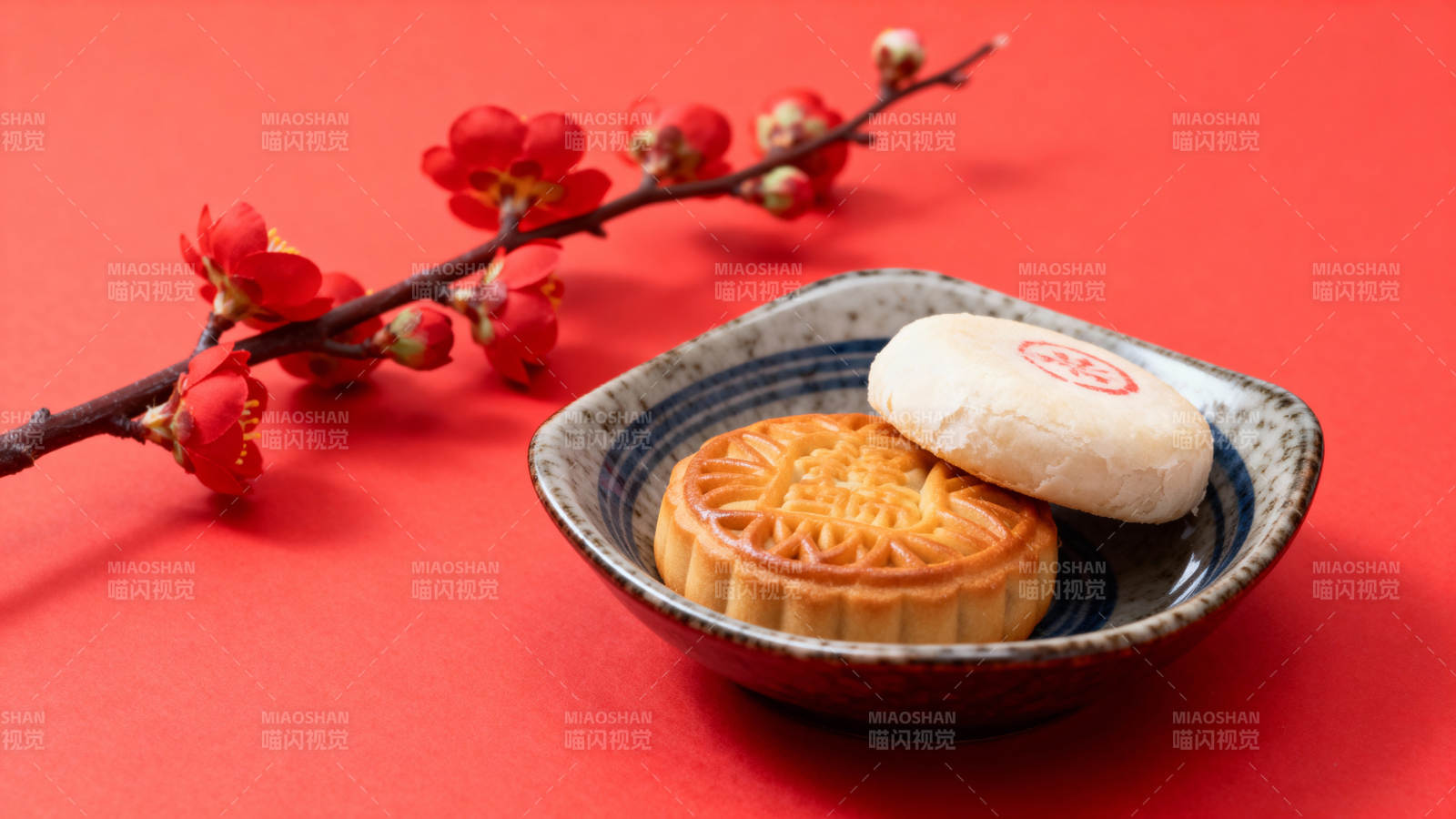红底梅花伴月饼 年味浓图片