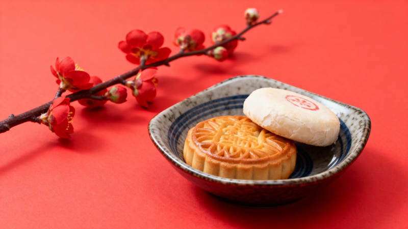 红底梅花伴月饼 年味浓图片