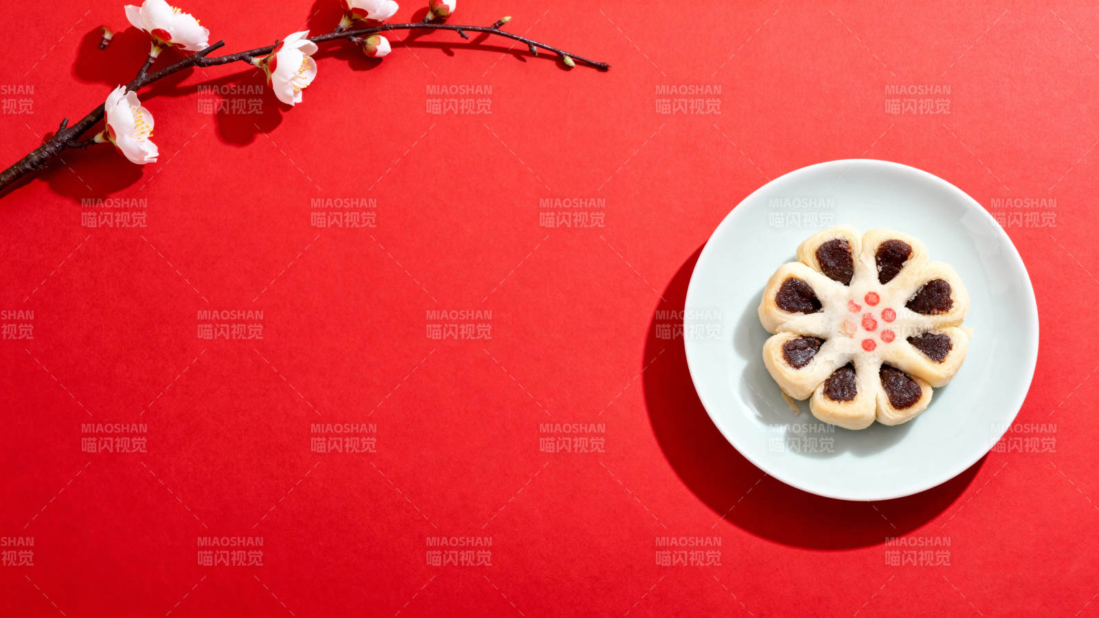 红底梅花配花形点心图片