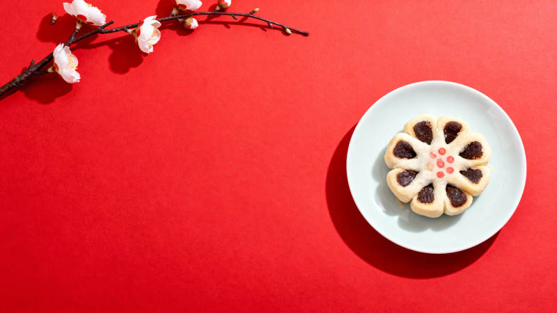红底梅花配花形点心图片