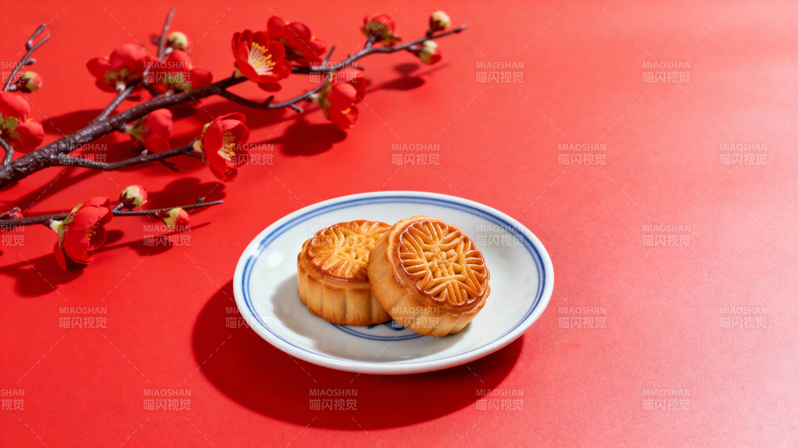 红梅映月 双节同庆图片