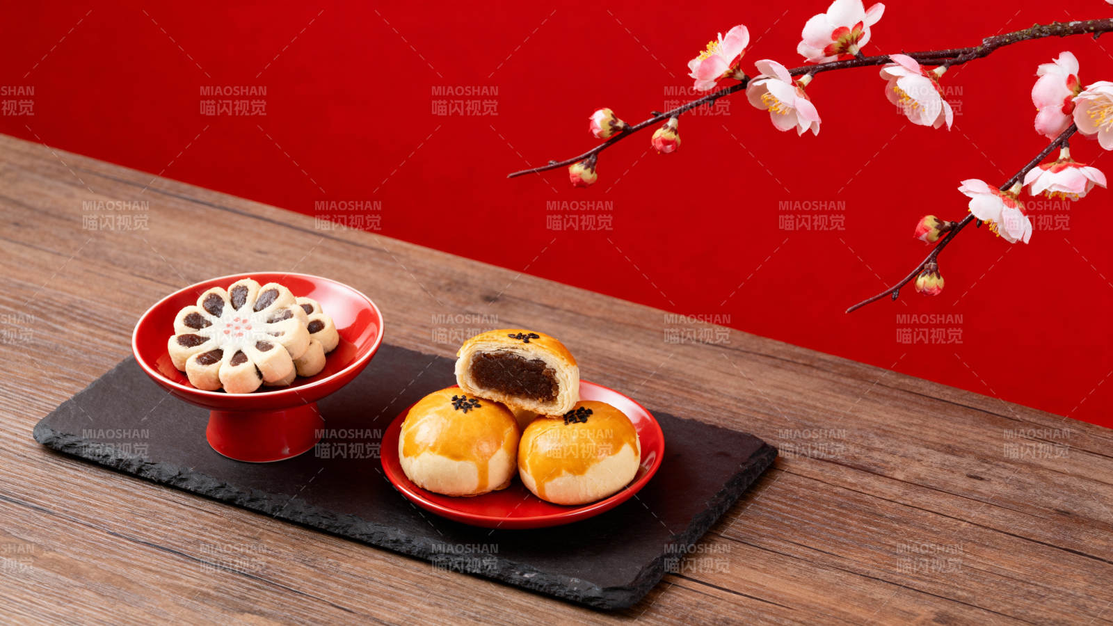 红梅映糕点 年味浓情甜图片