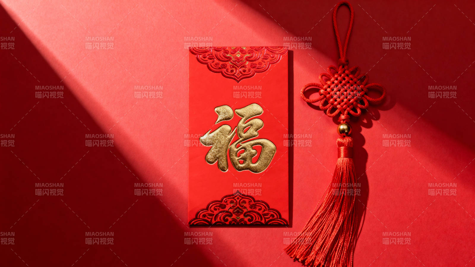 红底福字红包与中国结图片