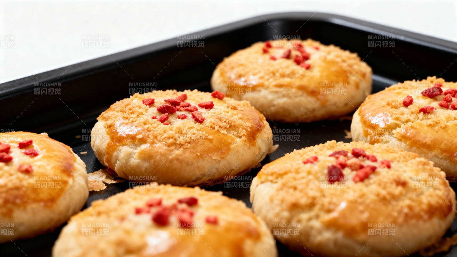 酥皮点心 红粒点缀香诱人图片