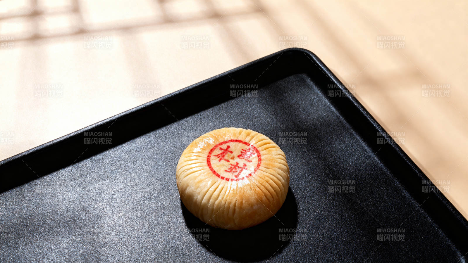 黑盘上的红色印章月饼图片