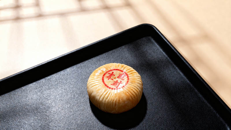 黑盘上的红色印章月饼图片