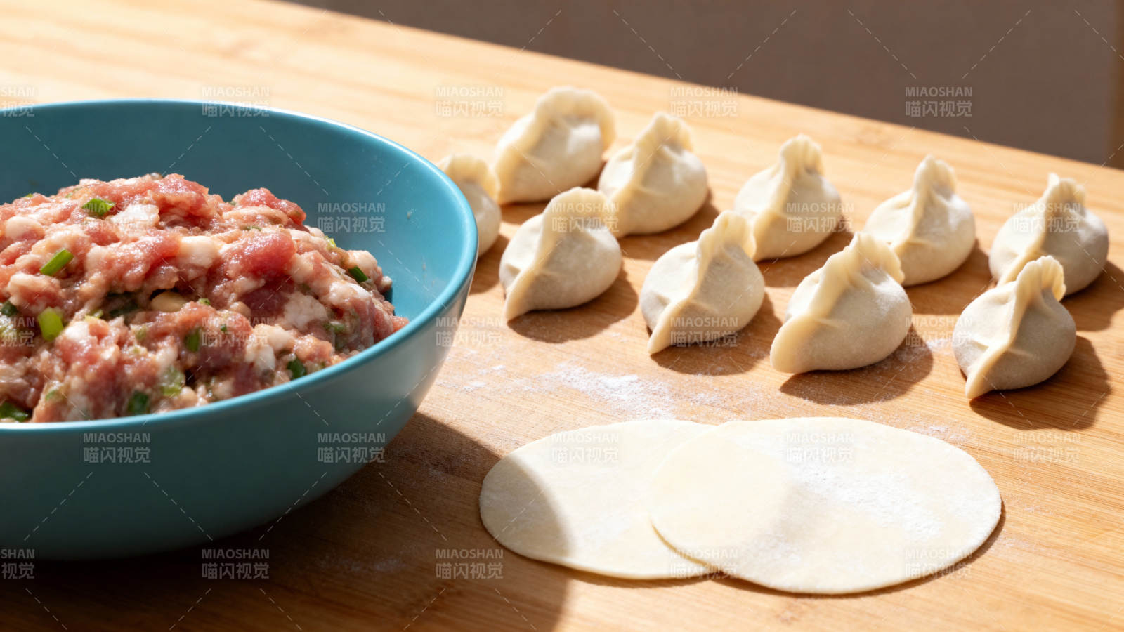 包饺子 馅与皮的温馨时光图片
