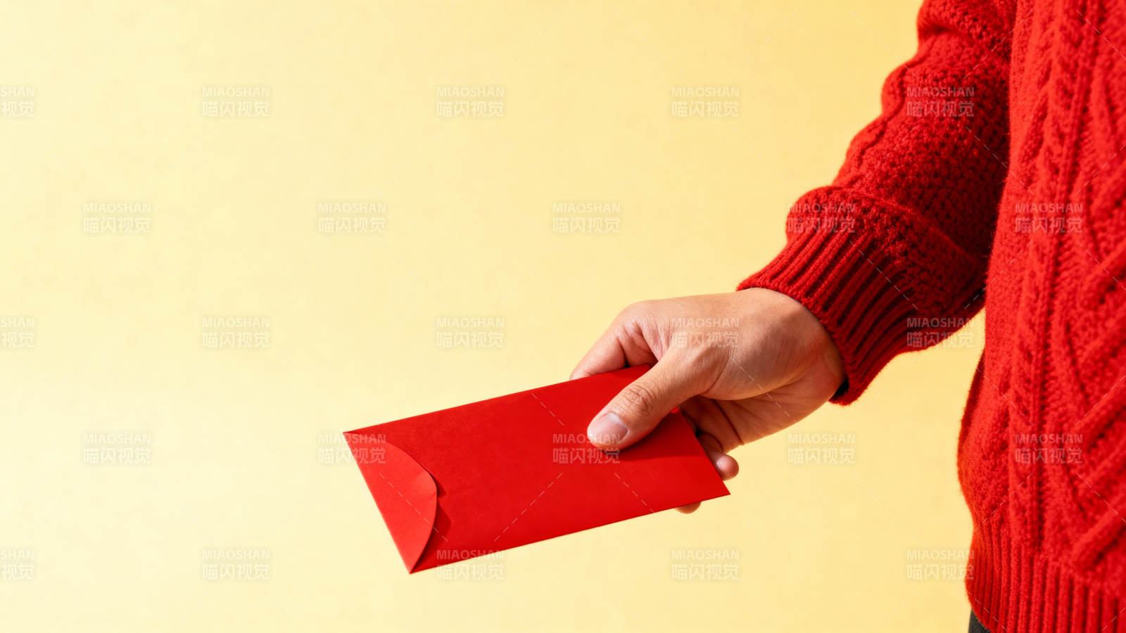 红毛衣手递红包 暖意浓图片