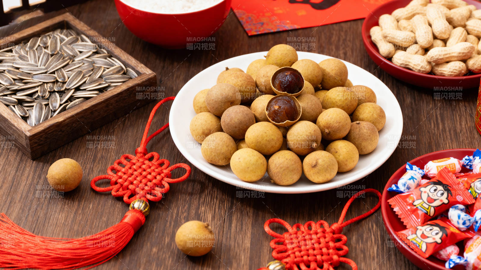 春节坚果糖果喜庆摆盘图片