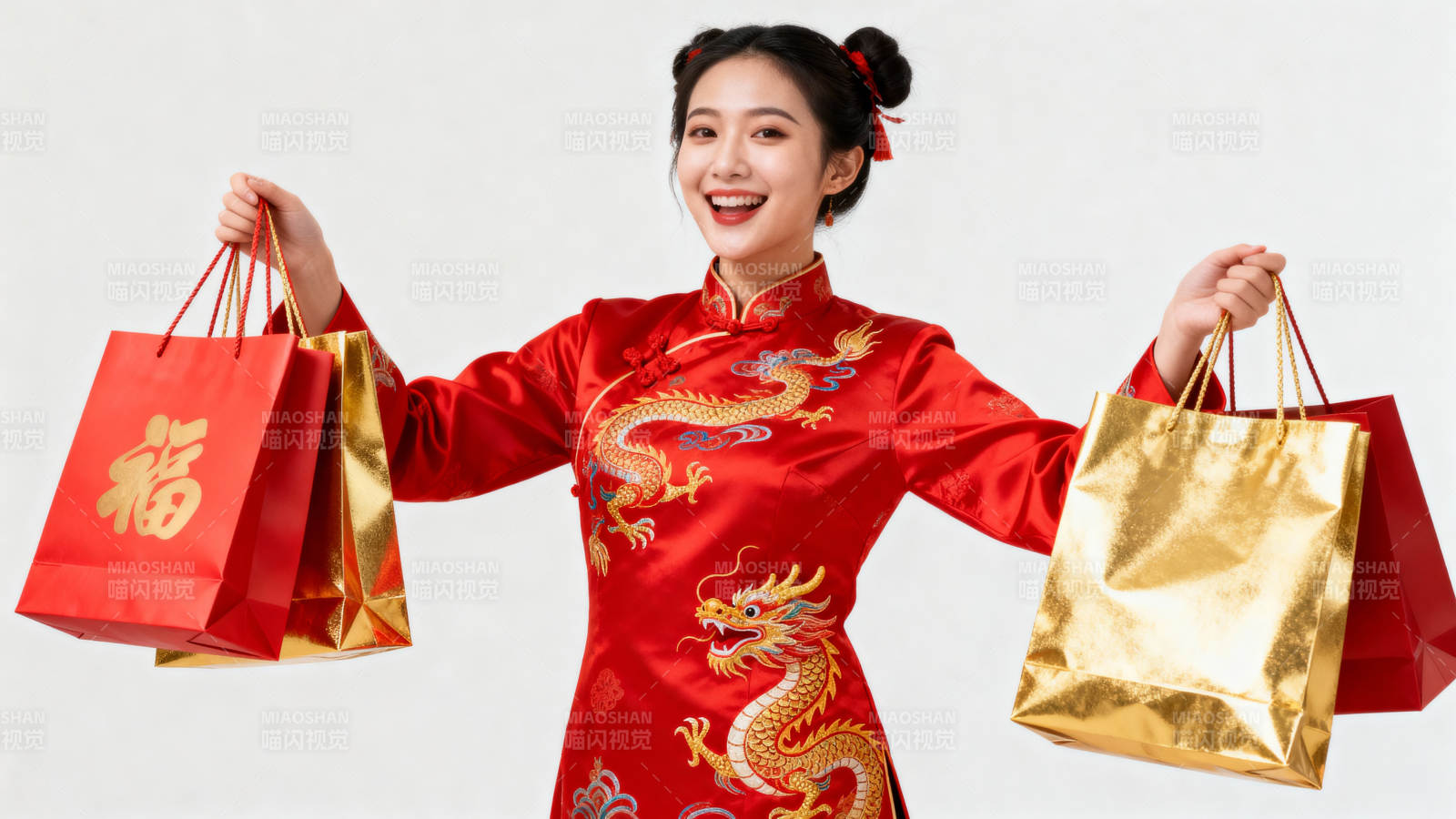 红衣龙袍女 手提福袋笑图片